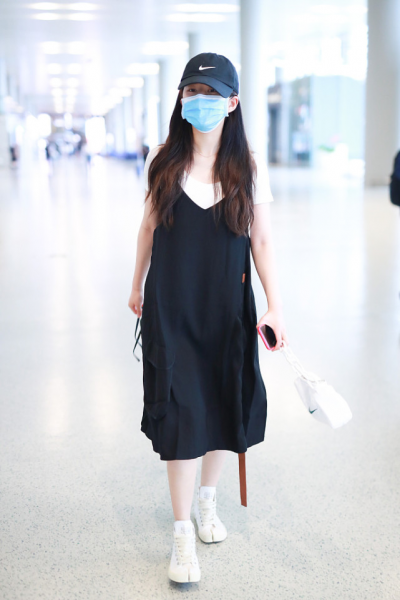 吊带裙太露怎么穿搭