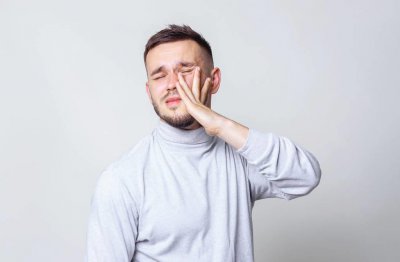 生气打自己耳光心理学原因 成年人自扇耳光是心理问题吗