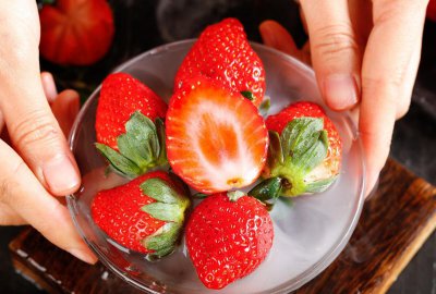 冬天草莓是反季节吗 冬季的草莓究竟是不是催熟生产的