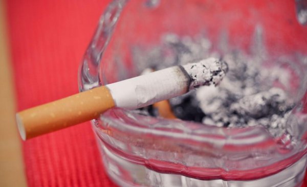 染发时弄到脸上的黑怎么洗掉