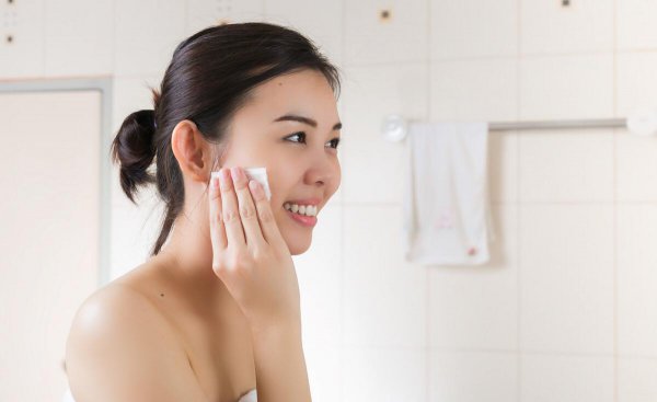 染发时弄到脸上的黑怎么洗掉