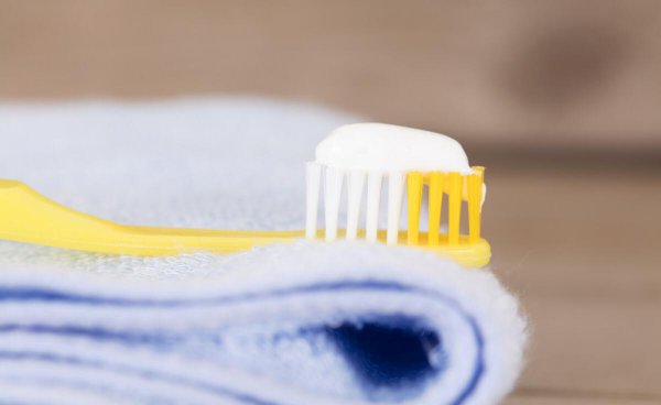 染发时弄到脸上的黑怎么洗掉