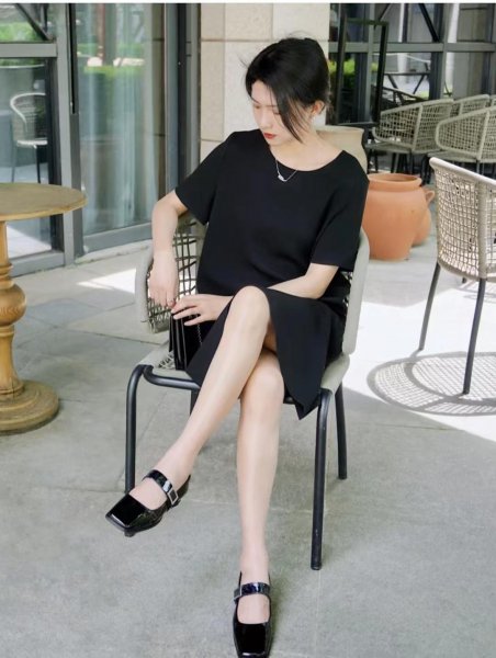 黑色连衣裙配什么鞋子最好看