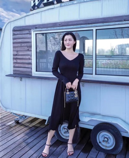 黑色连衣裙配什么鞋子最好看