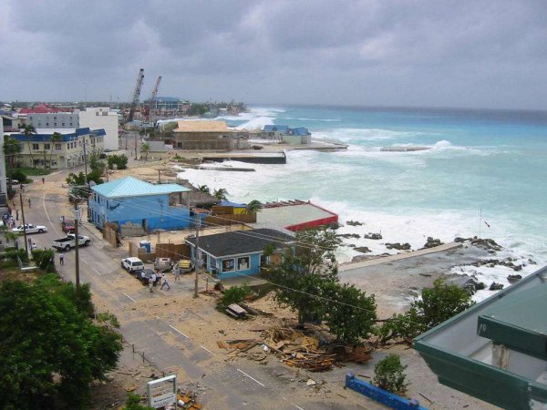 汤加国土面积及人口分别是多少