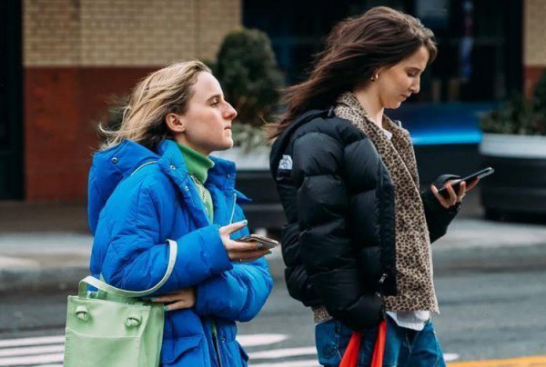 选择貂和羽绒服哪个更暖和