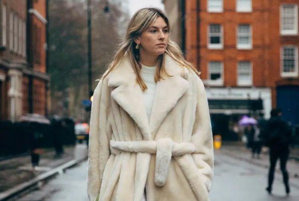 选择貂和羽绒服哪个更暖和