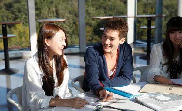 和女生聊天怎么找话题不至于尬聊