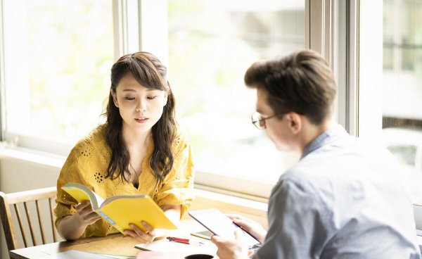 和女生聊天怎么找话题不至于尬聊