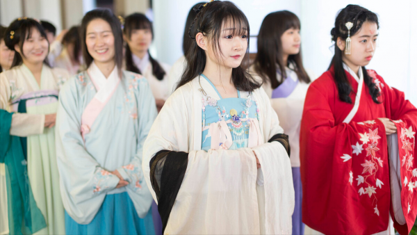 哪个学校的校服是汉服