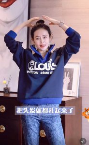 穿卫衣扎什么头发最好看 卫衣搭配什么发型比较合适