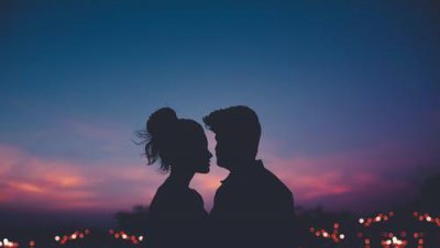 怕你跑掉的男人心理 男人担心你被抢走的行为表现