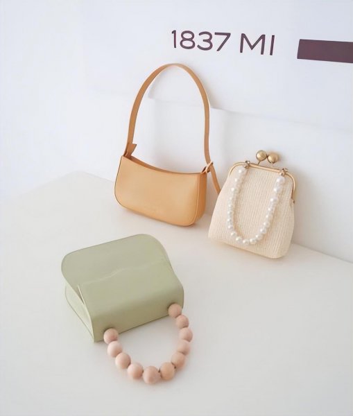 夏天背什么颜色的包包比较好