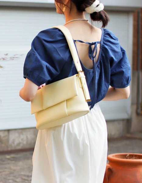 夏天背什么颜色的包包比较好