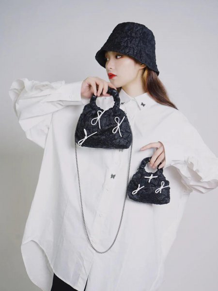 夏天背什么颜色的包包比较好