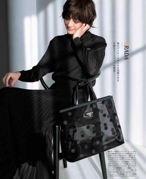 夏天背什么颜色的包包比较好