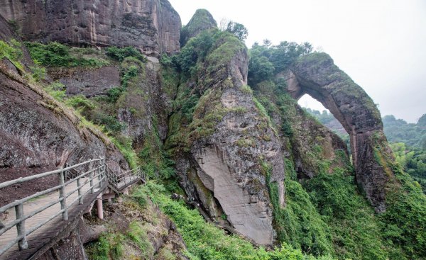 龙虎山在哪属于哪个市