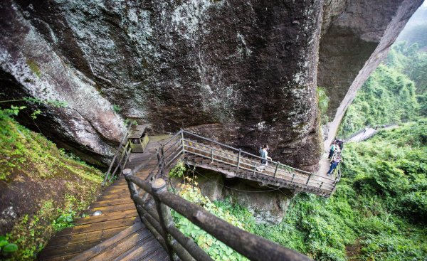 龙虎山在哪属于哪个市
