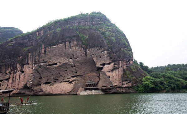 龙虎山在哪属于哪个市