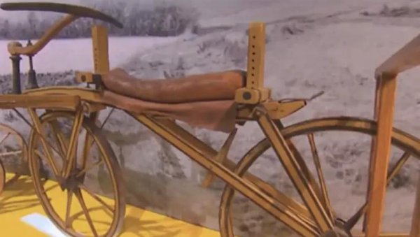 自行车为什么能保持平衡