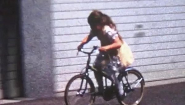 自行车为什么能保持平衡