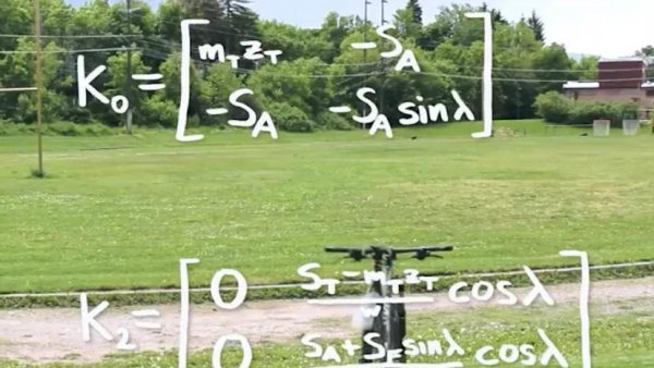 自行车为什么能保持平衡