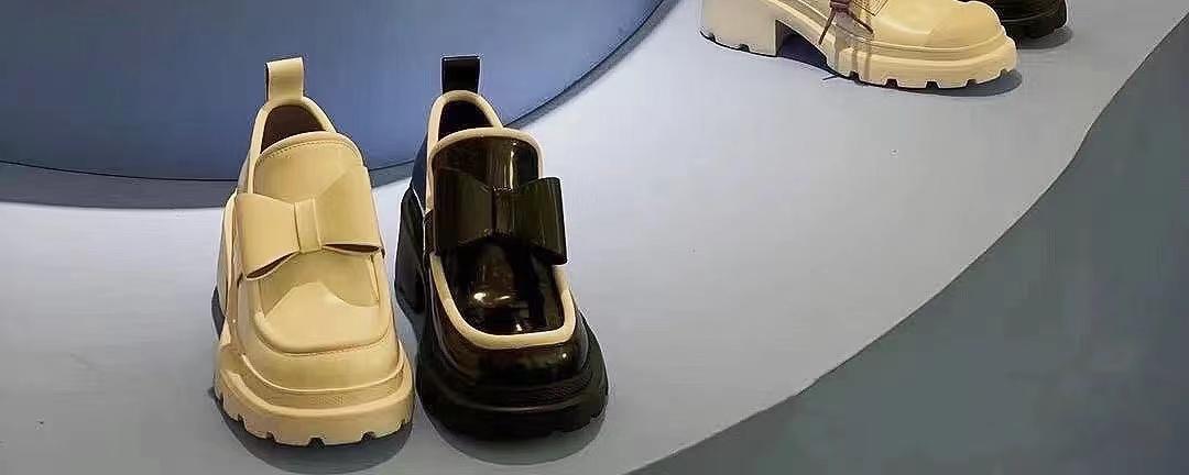 男鞋260是41还是42