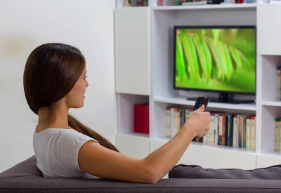 投影仪看电视伤眼睛吗 投影仪还是电视对眼睛好