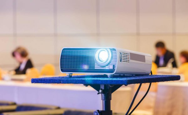 投影仪看电视伤眼睛吗