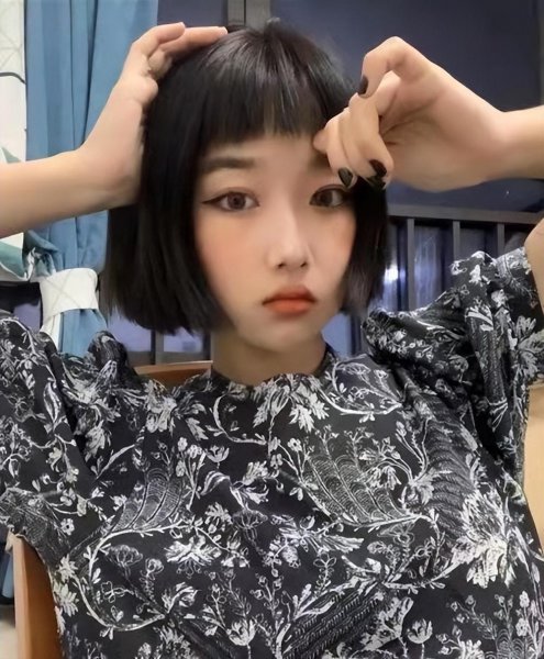 一个人怎么自己剪后面的头发