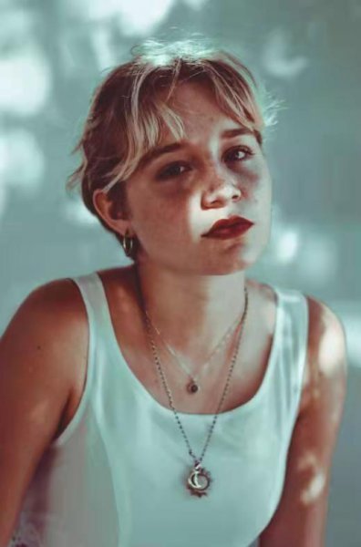 一个人怎么自己剪后面的头发