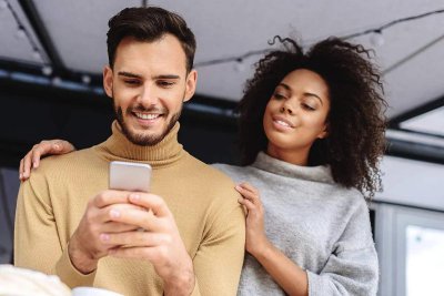 如果一个男人怕你看他手机 男人反感女人看自己手机有问题