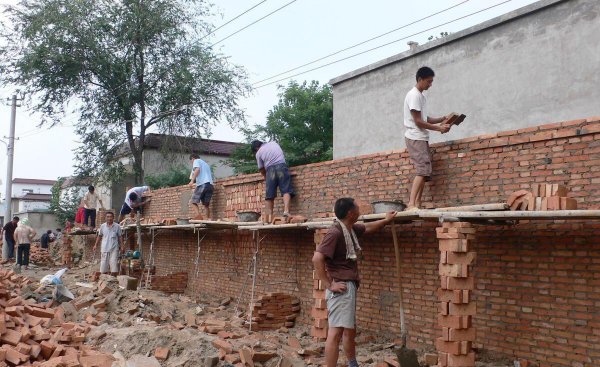 现在农村两个儿子一个宅基地怎么办