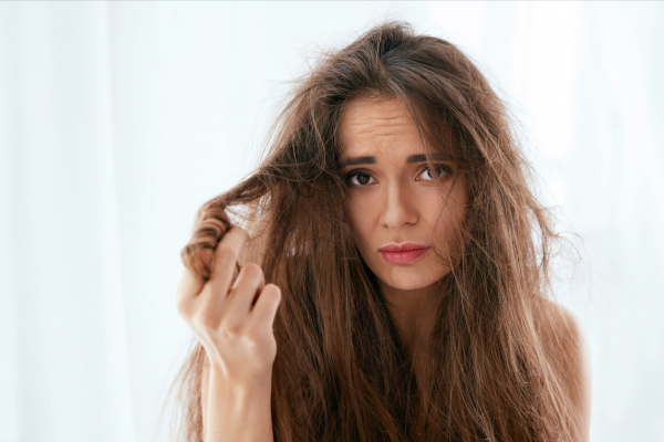 烫完头发睡一觉没卷了什么原因