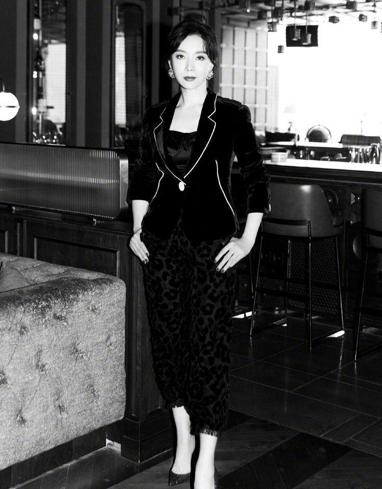 夏天包臀裙配什么上衣好看