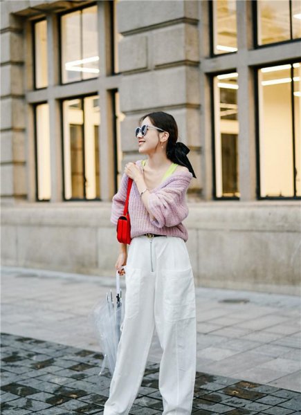 米色裤子搭配什么颜色上衣图片