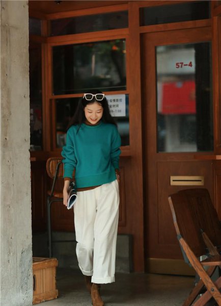 米色裤子搭配什么颜色上衣图片