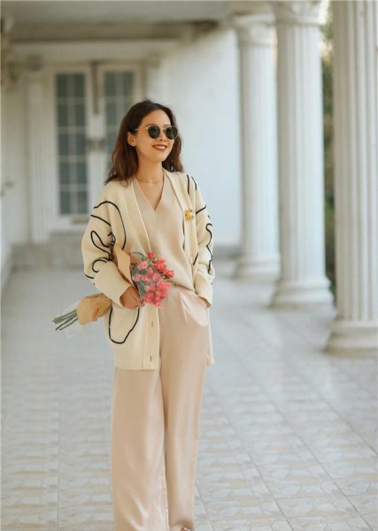 米色裤子搭配什么颜色上衣图片