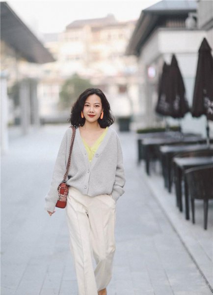 米色裤子搭配什么颜色上衣图片