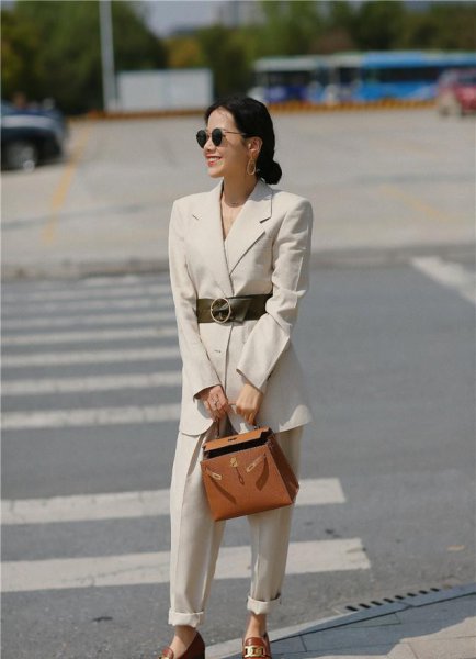 米色裤子搭配什么颜色上衣图片