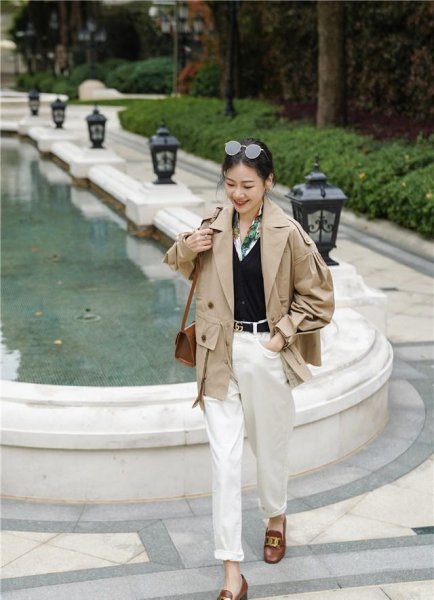 米色裤子搭配什么颜色上衣图片