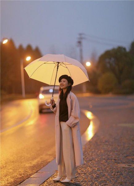 米色裤子搭配什么颜色上衣图片