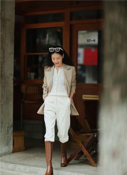 米色裤子搭配什么颜色上衣图片