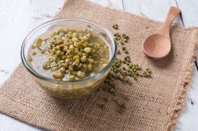 煮出来的绿豆汤为什么是红色的 绿豆汤怎么熬才不会变色