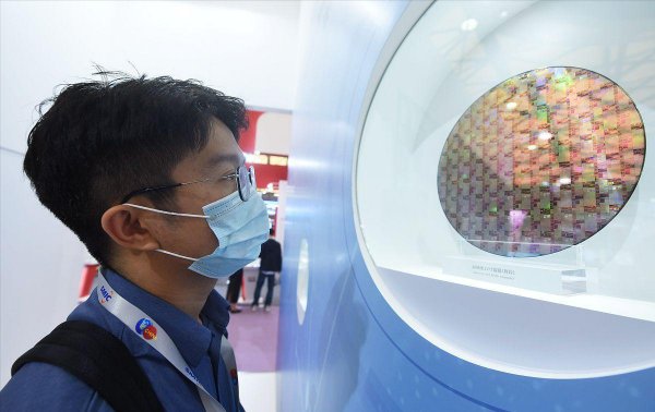 中国首台7纳米光刻机