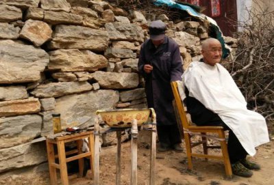 老人去世孙子能理发吗 为何亲人去世之后不能剃头剪头发