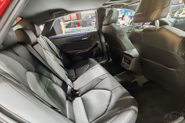 丰田凯美瑞好还是亚洲龙好