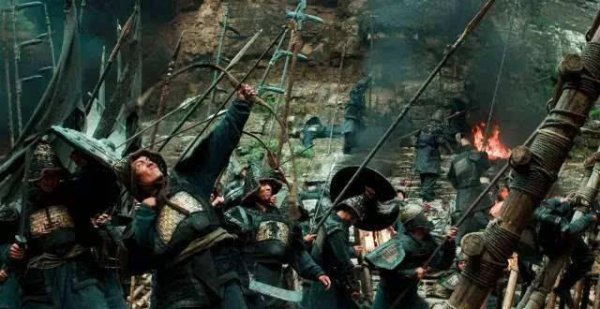 真正在历史上斩华雄是谁