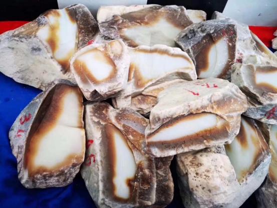 和田玉且末料什么意思