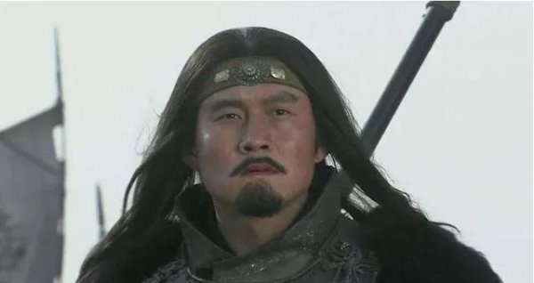 温酒斩华雄的主人公是谁